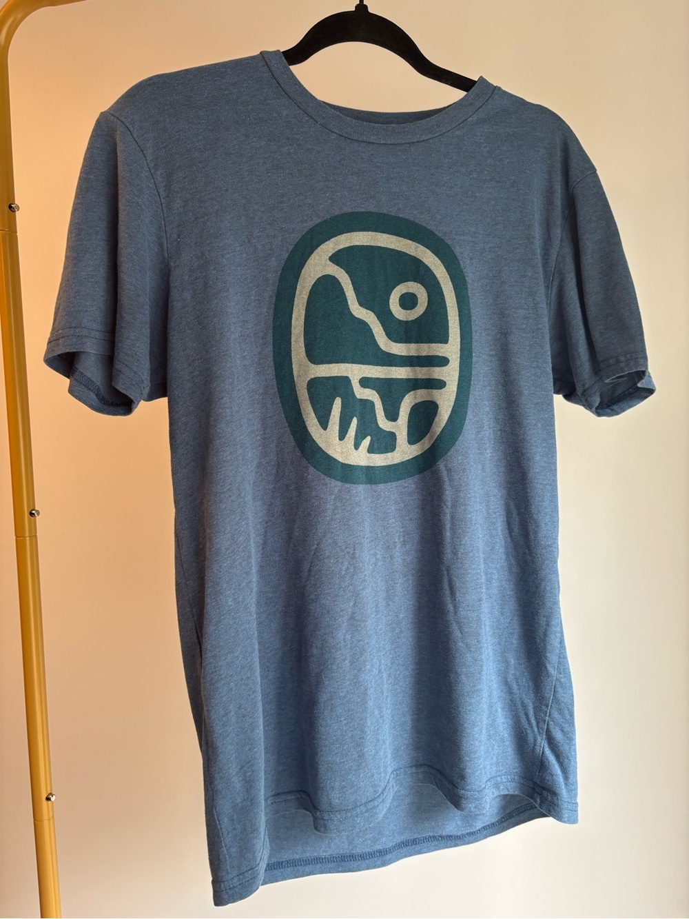 WOHVEN Men's Short Sleeve Blue Graphic Tee with Cream And Green Coloured Design